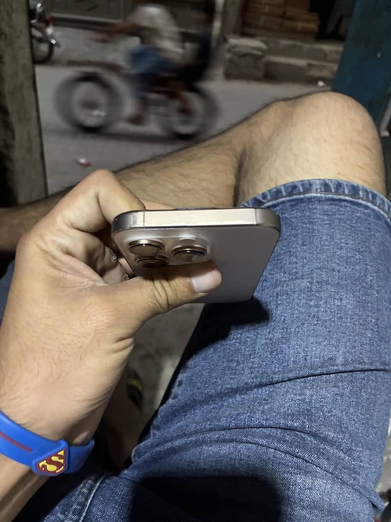 Apple iPhone 16 Pro 3