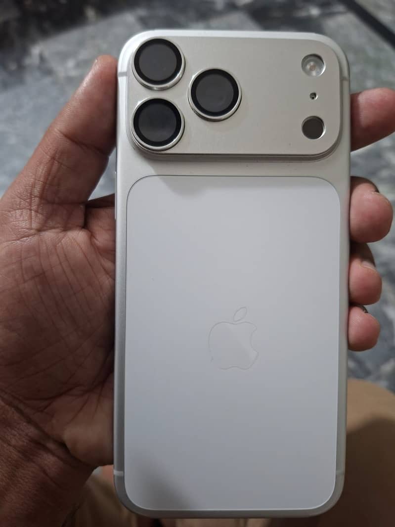 Apple iPhone 17 Pro Max 1