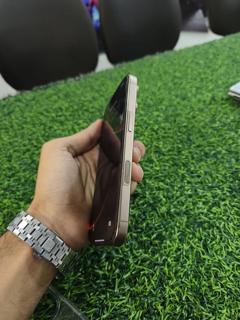Apple iPhone 16 Pro 1