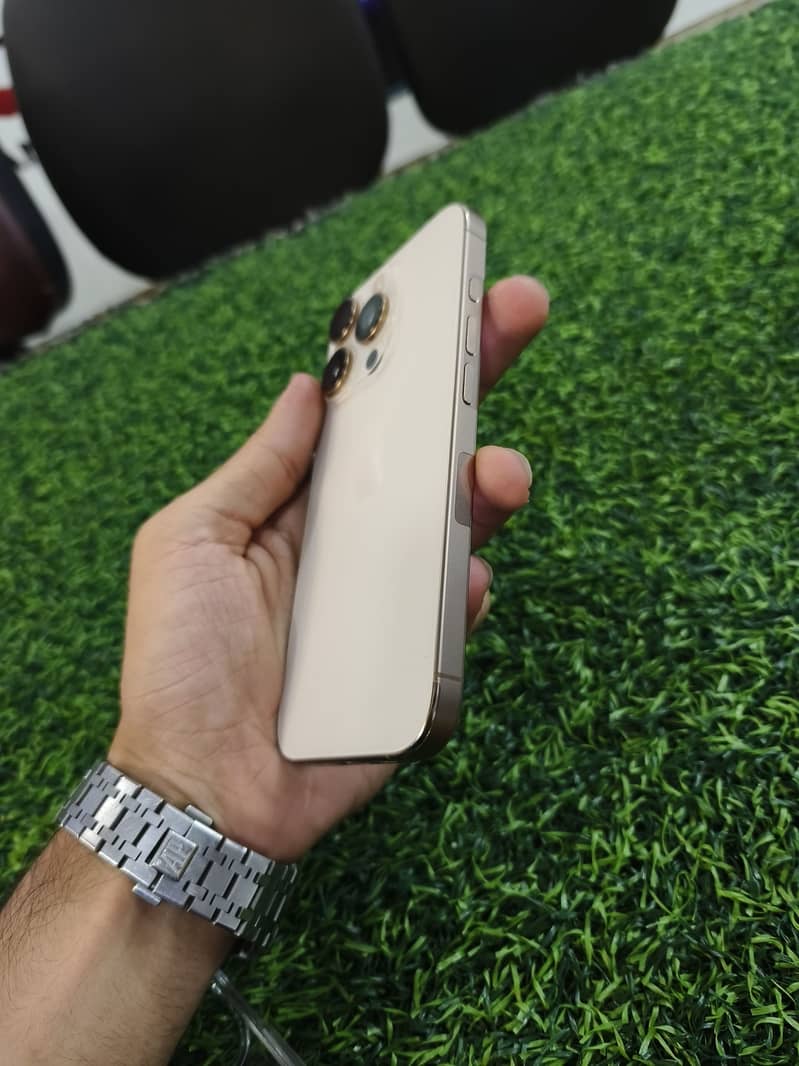 Apple iPhone 16 Pro 2