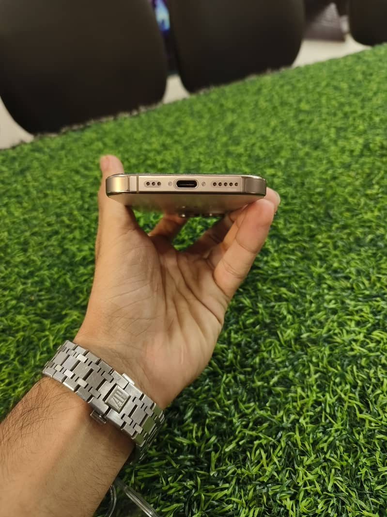 Apple iPhone 16 Pro 4