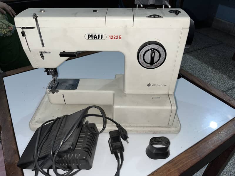 PFAFF (1222E) machine 0