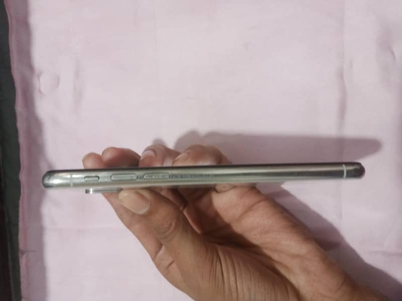 Apple iPhone X 4