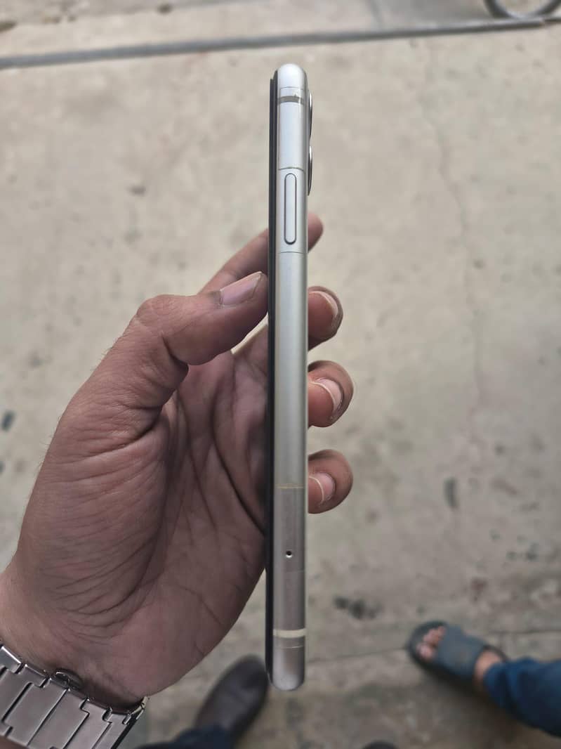 Apple iPhone 11 3