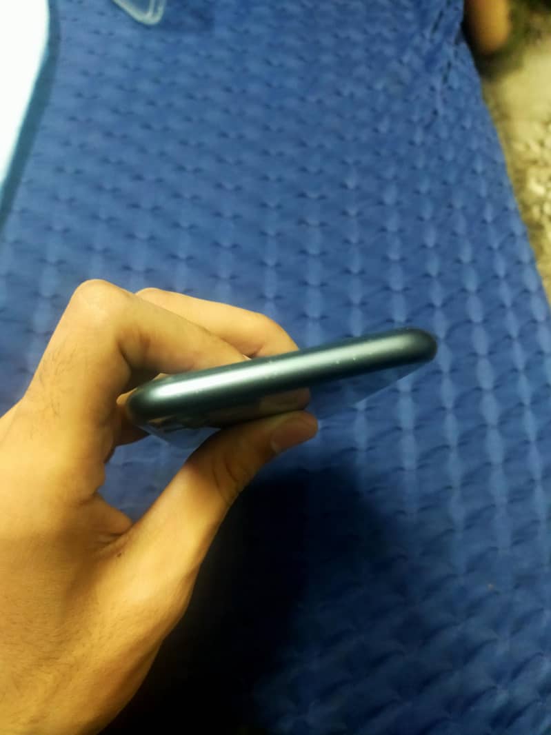 Apple iPhone 11 3