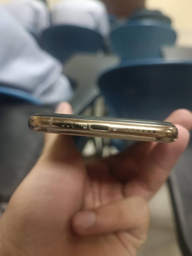 Apple iPhone 11 Pro 4