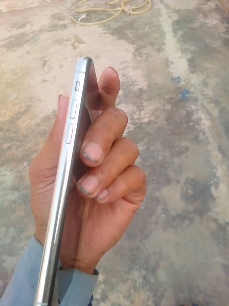 Apple iPhone XS 4