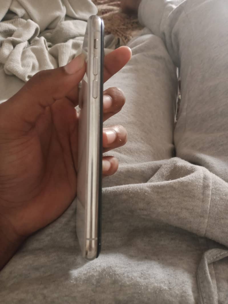 Apple iPhone Xs 0