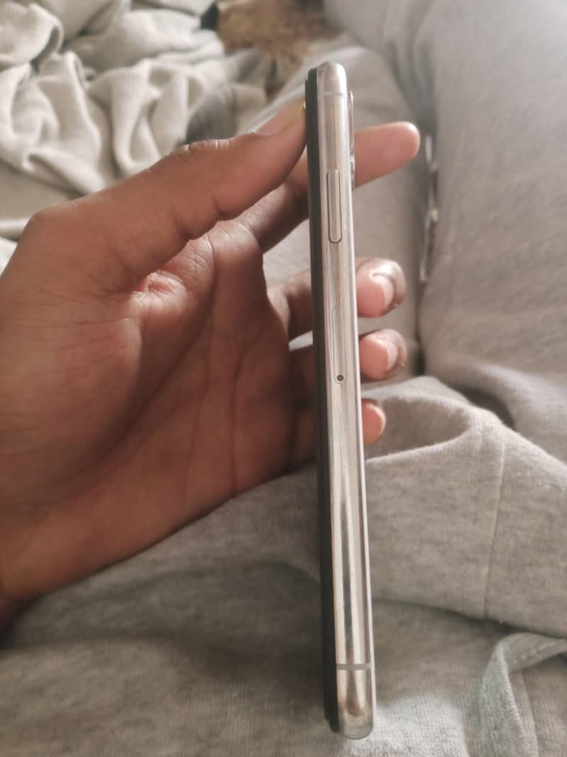 Apple iPhone Xs 2