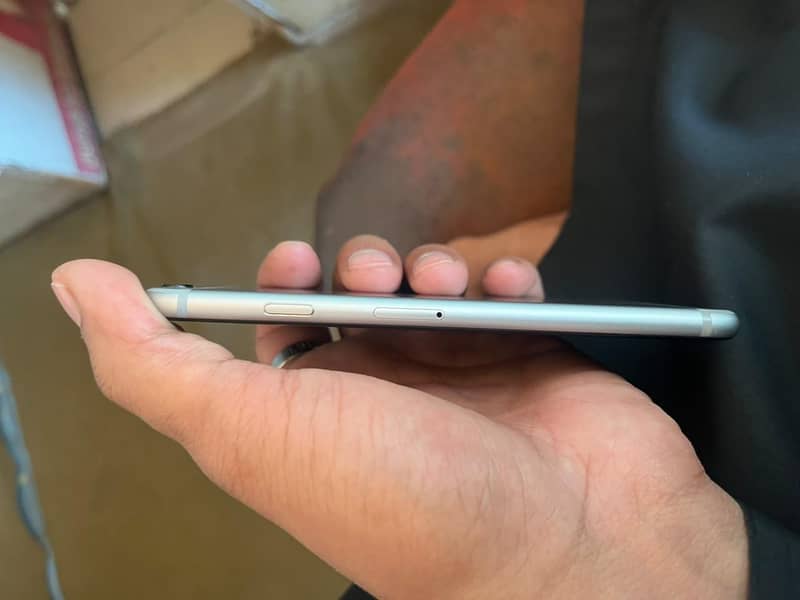 Apple iPhone 6S 4