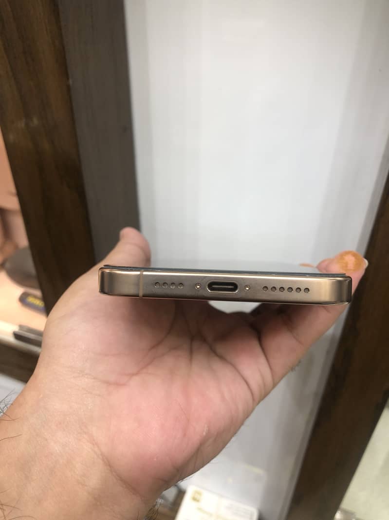 Apple iPhone 16 Pro Max 3