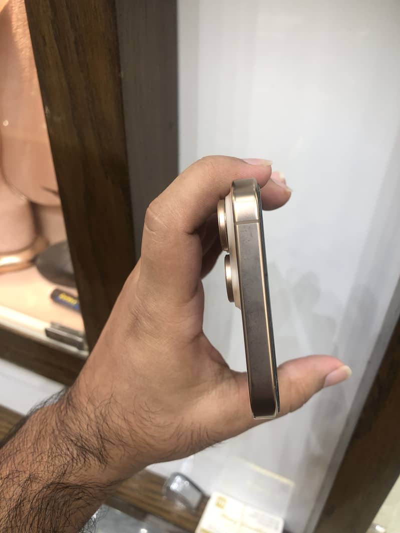Apple iPhone 16 Pro Max 4
