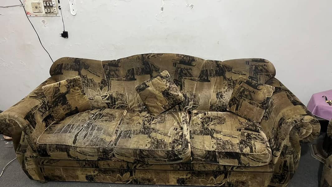 3 seater sofas in used condition . . 0