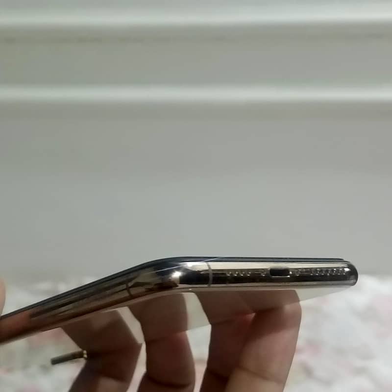 Apple iPhone XS Max 3