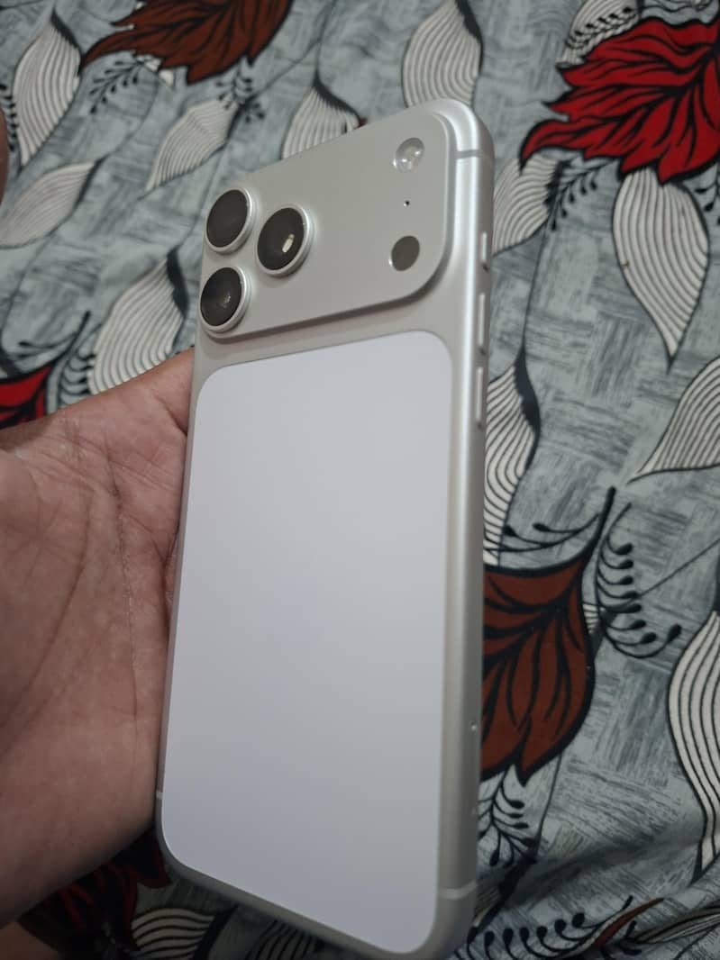 Apple iPhone 17 Pro Max 4