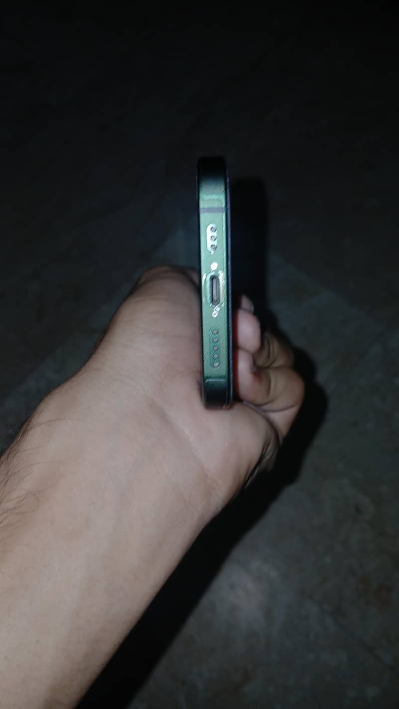 Apple iPhone 13 2