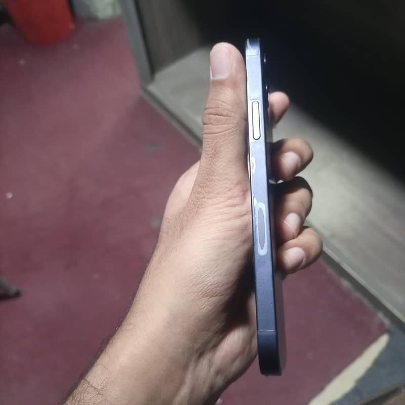 Apple iPhone 12 4