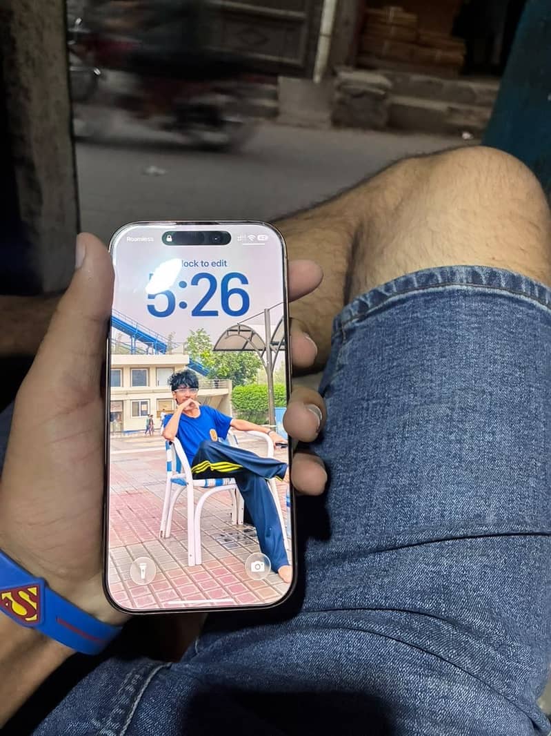 Apple iPhone 16 Pro 1