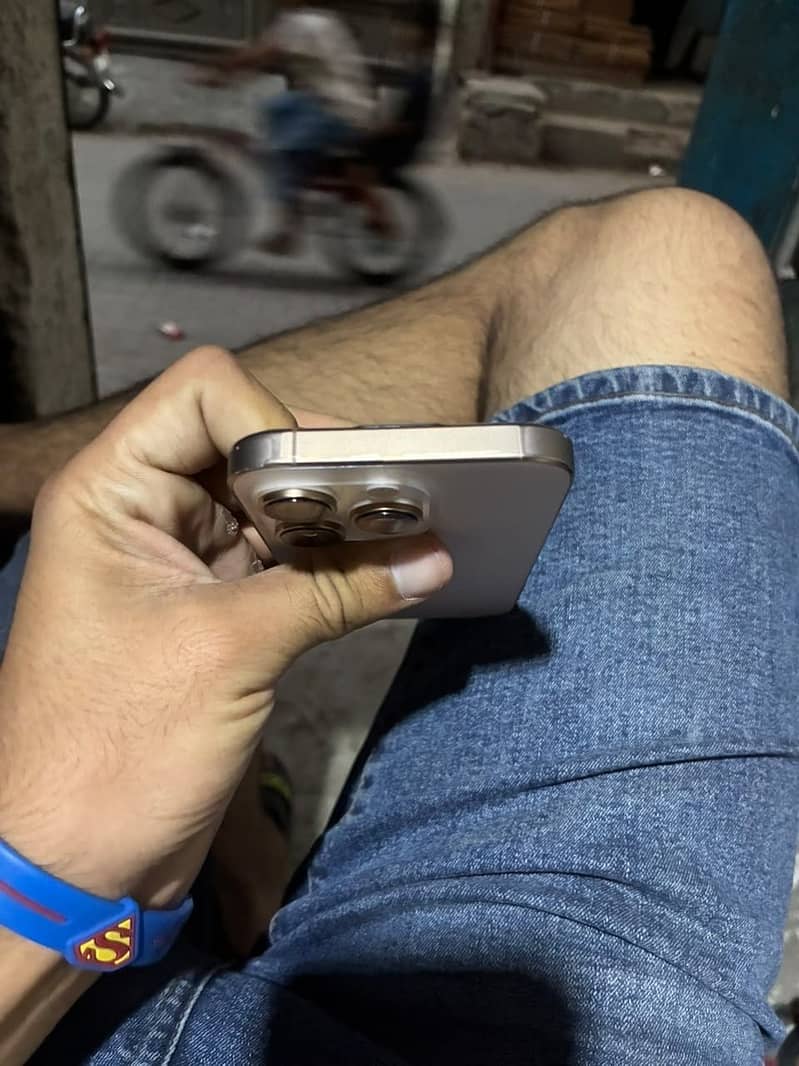 Apple iPhone 16 Pro 4