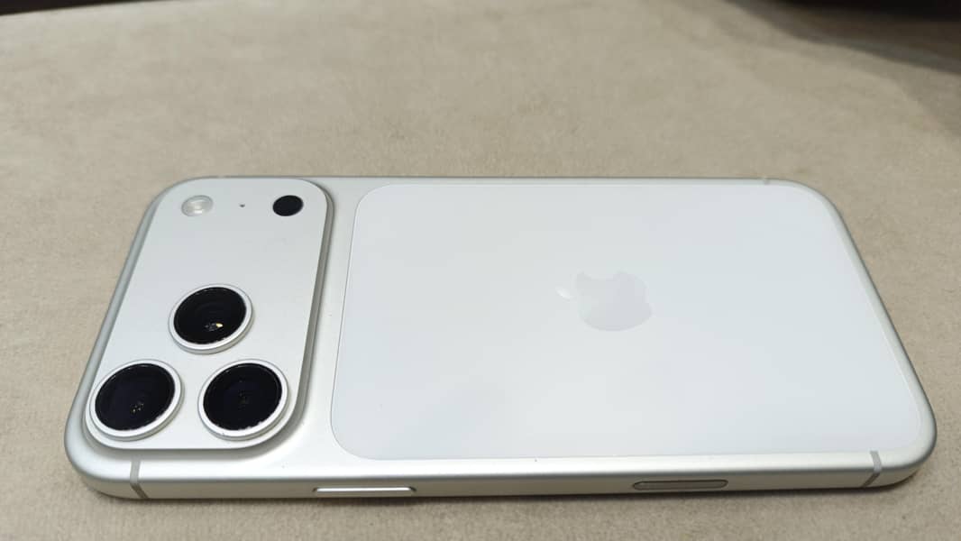 Apple iPhone 17 Pro Max 2