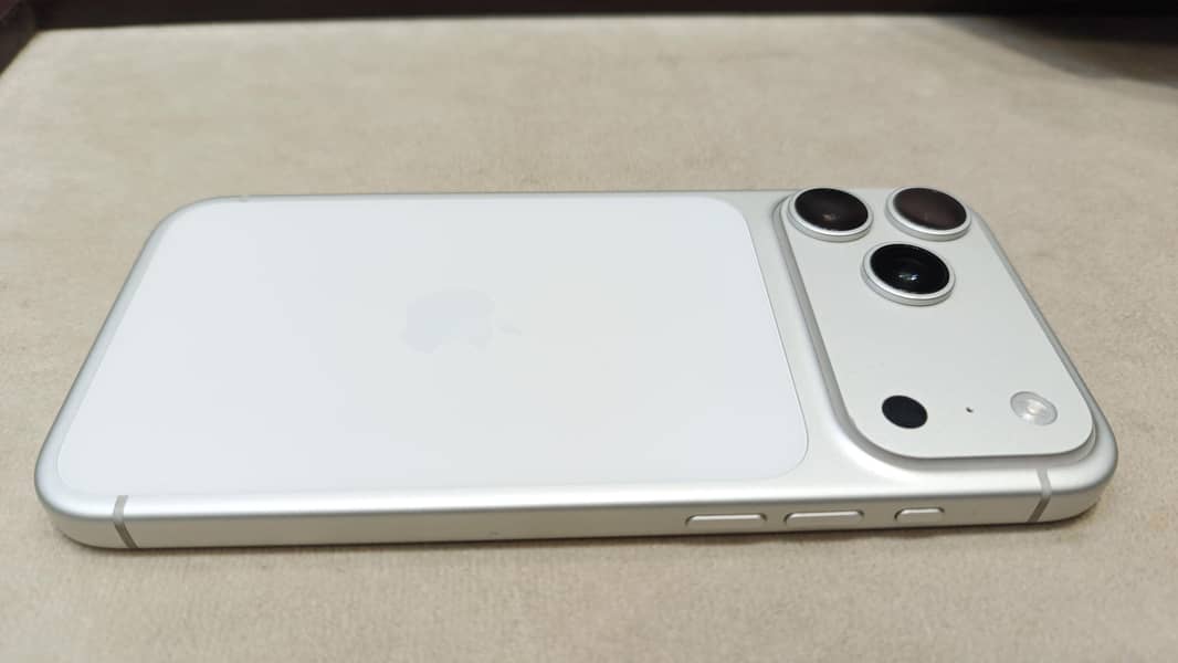 Apple iPhone 17 Pro Max 3