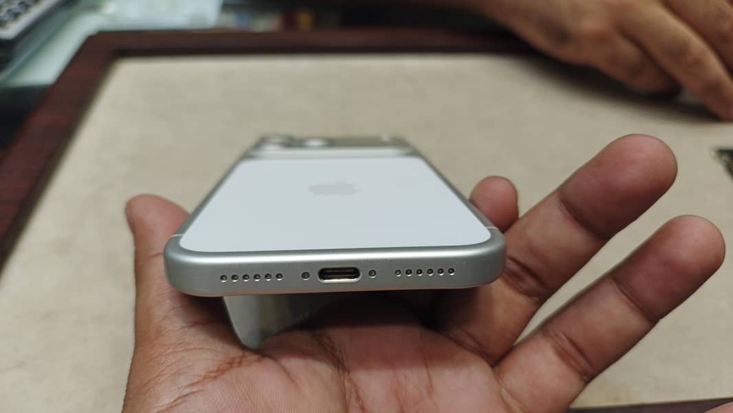 Apple iPhone 17 Pro Max 4
