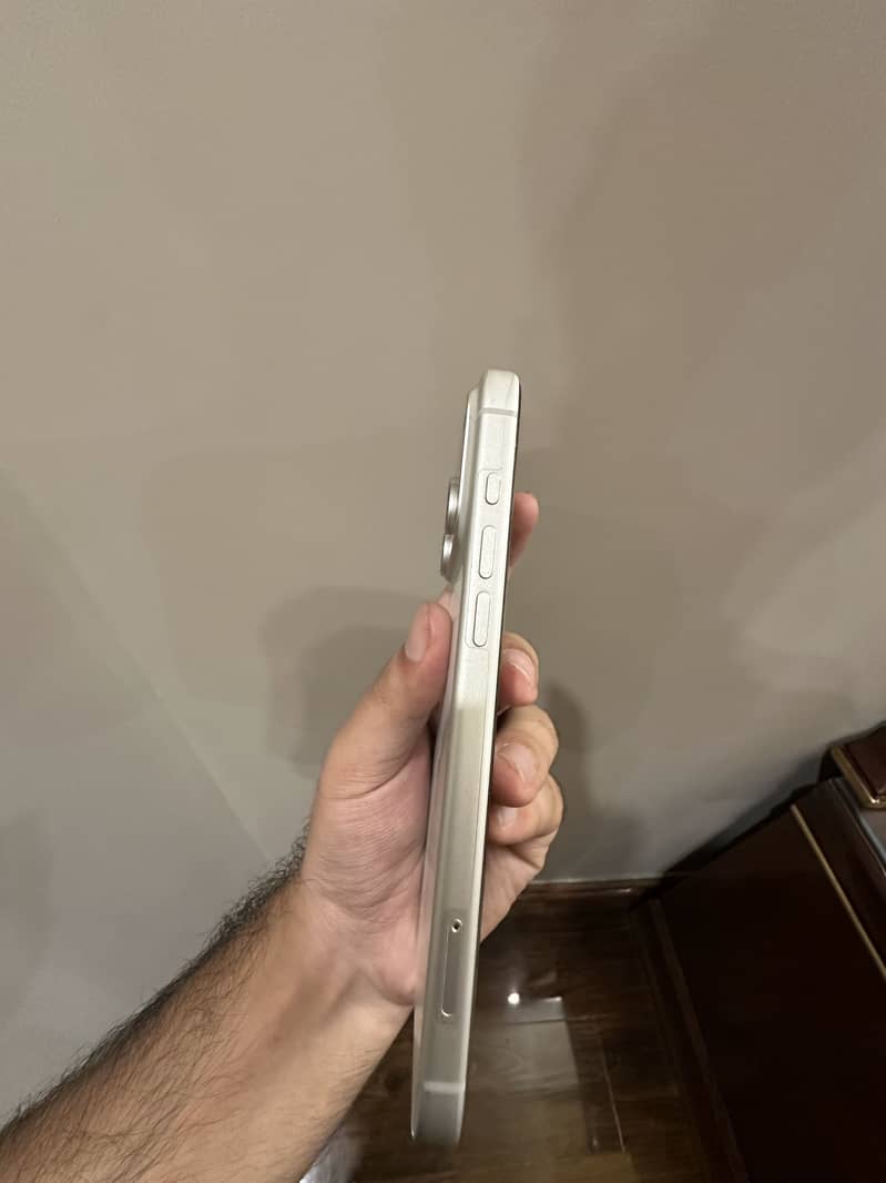Apple iPhone 17 Pro Max 4
