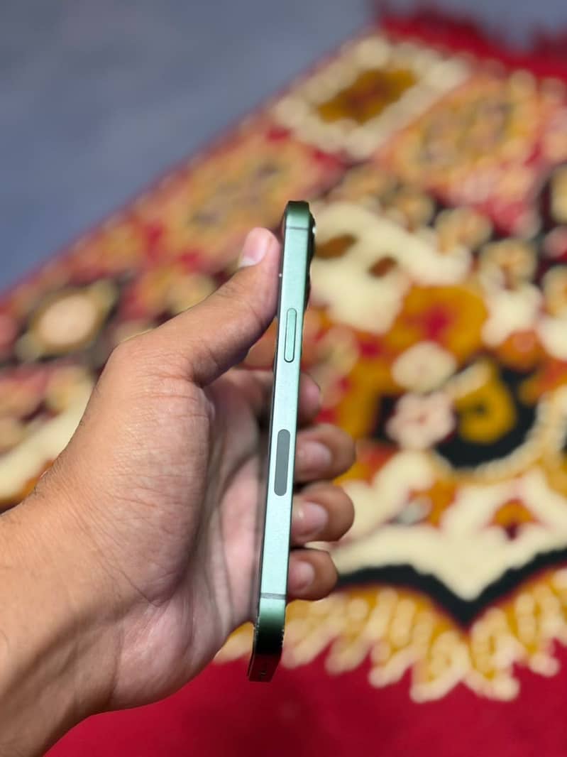 Apple iPhone 13 5