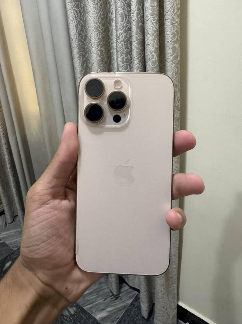Apple iPhone 16 Pro Max 4