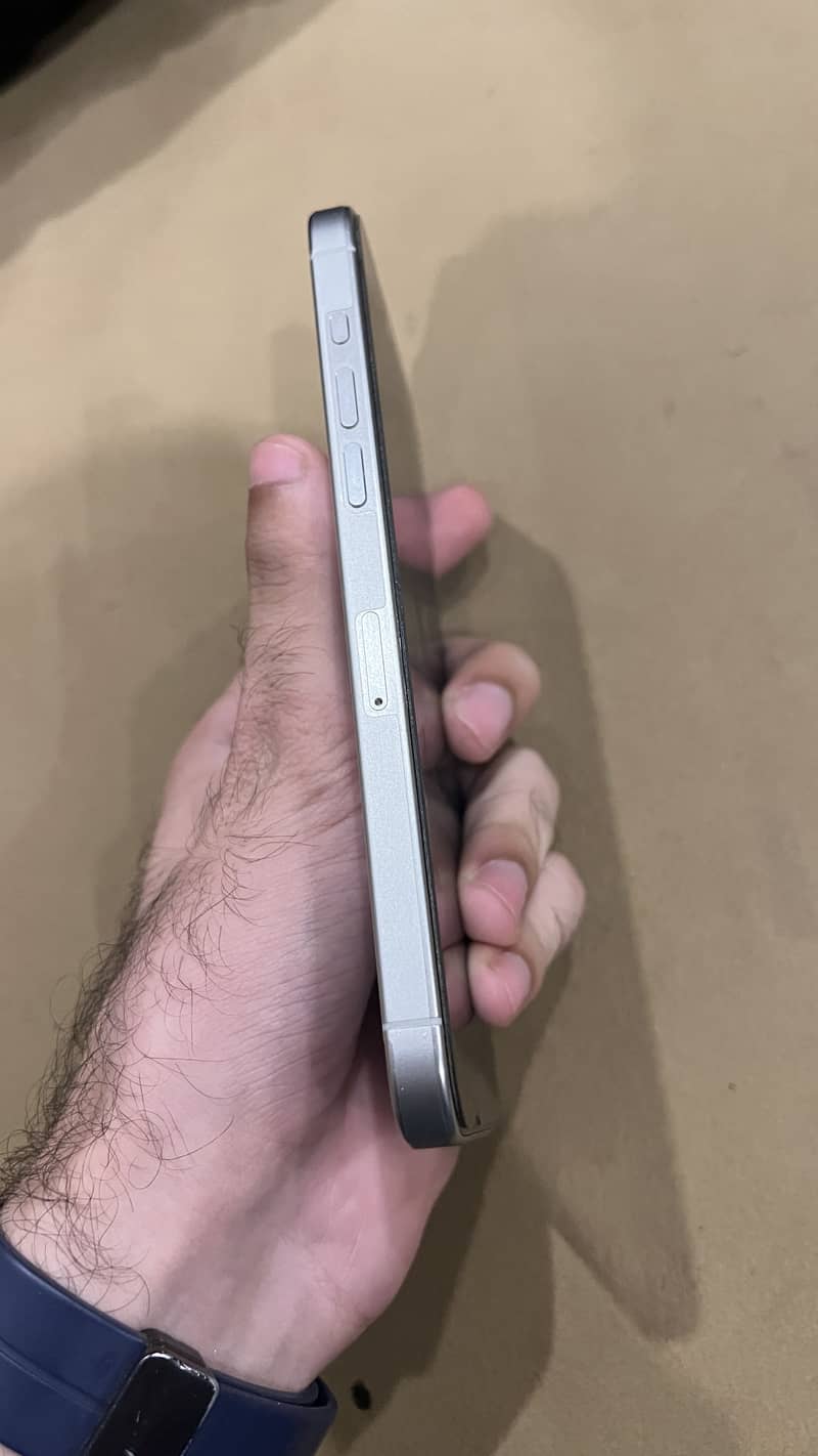 Apple iPhone 15 Pro Max 4