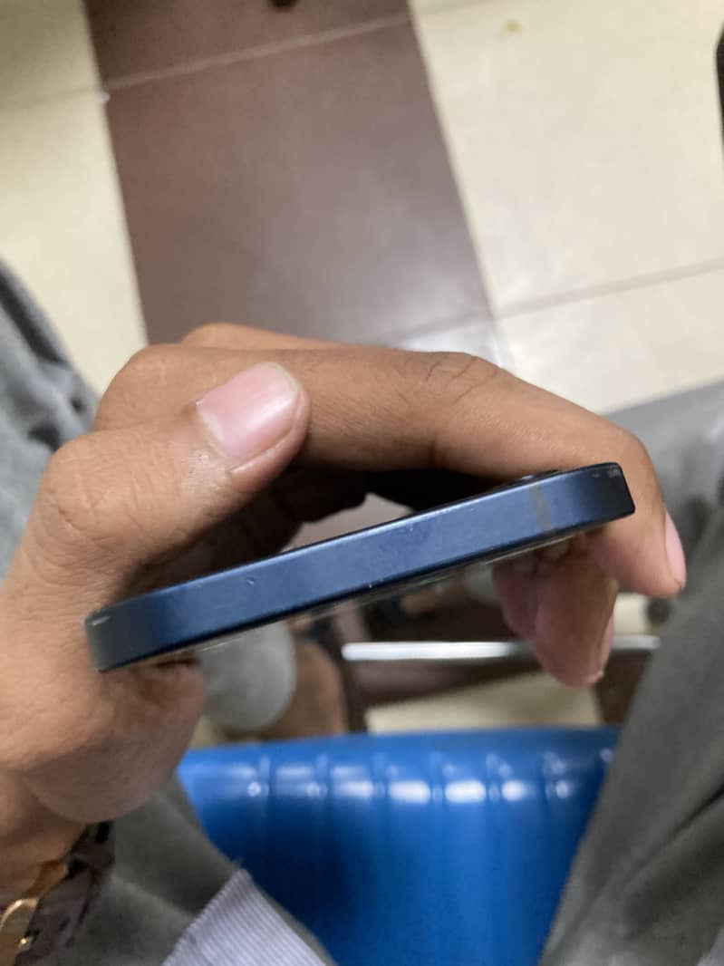 Apple iPhone 12 4