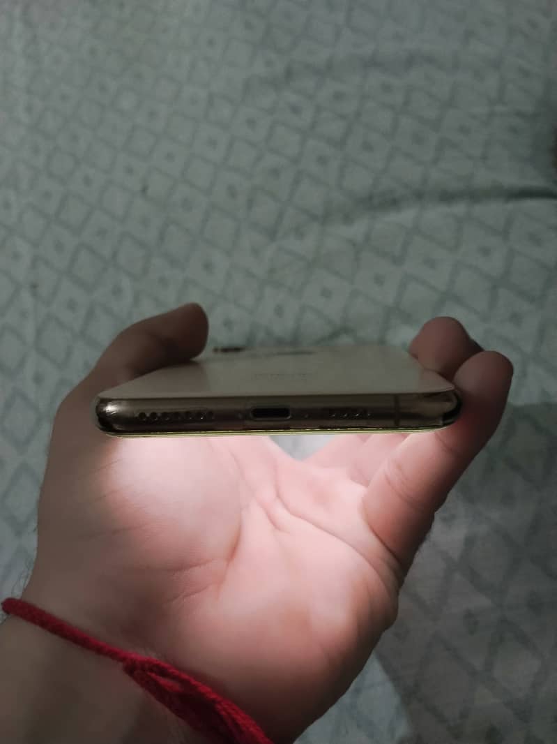 Apple iPhone XS Max 7