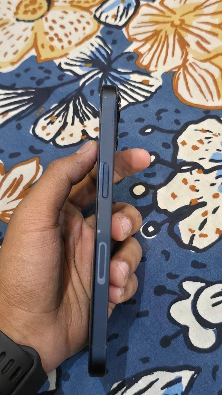 Apple iPhone 13 2