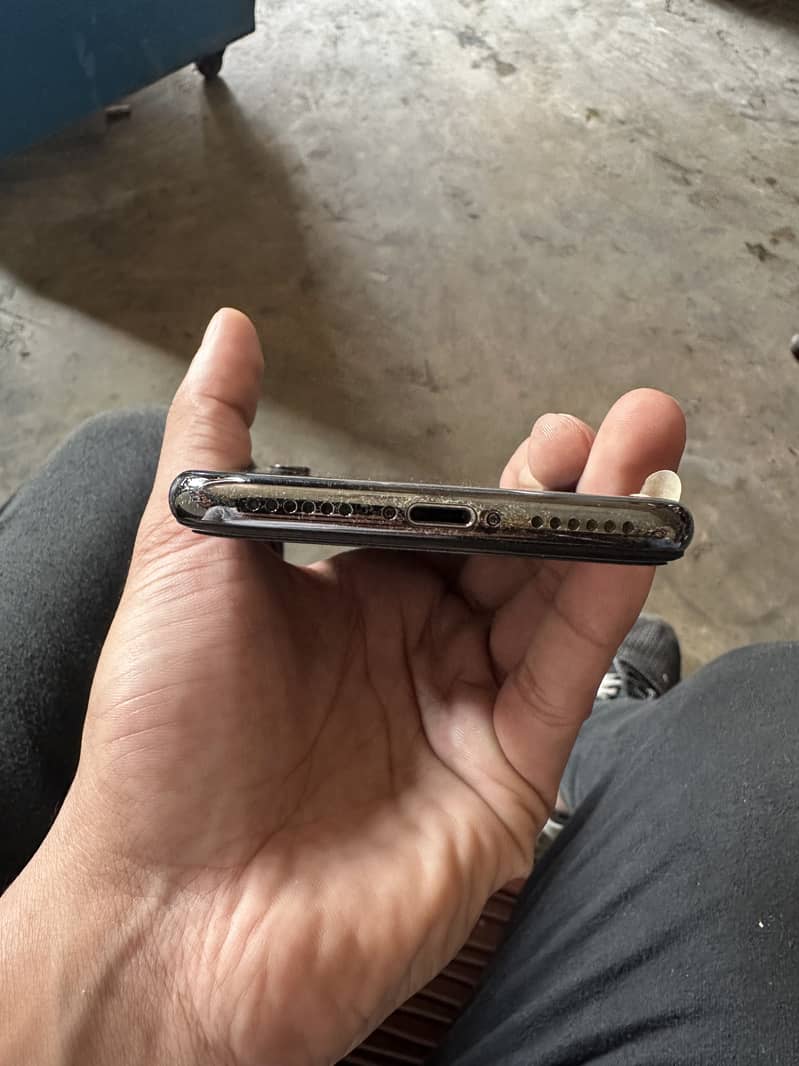 Apple iPhone X 3