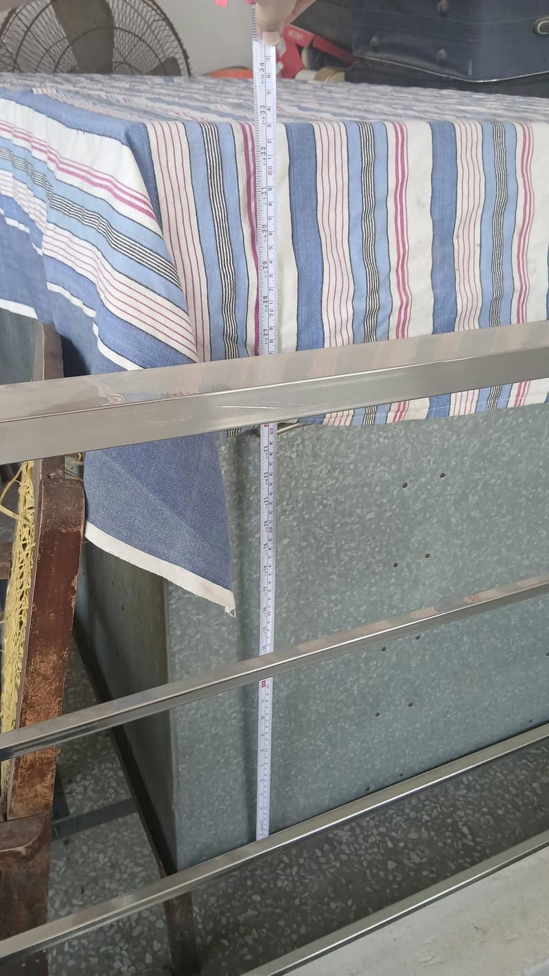 5ft Peti with stand 2