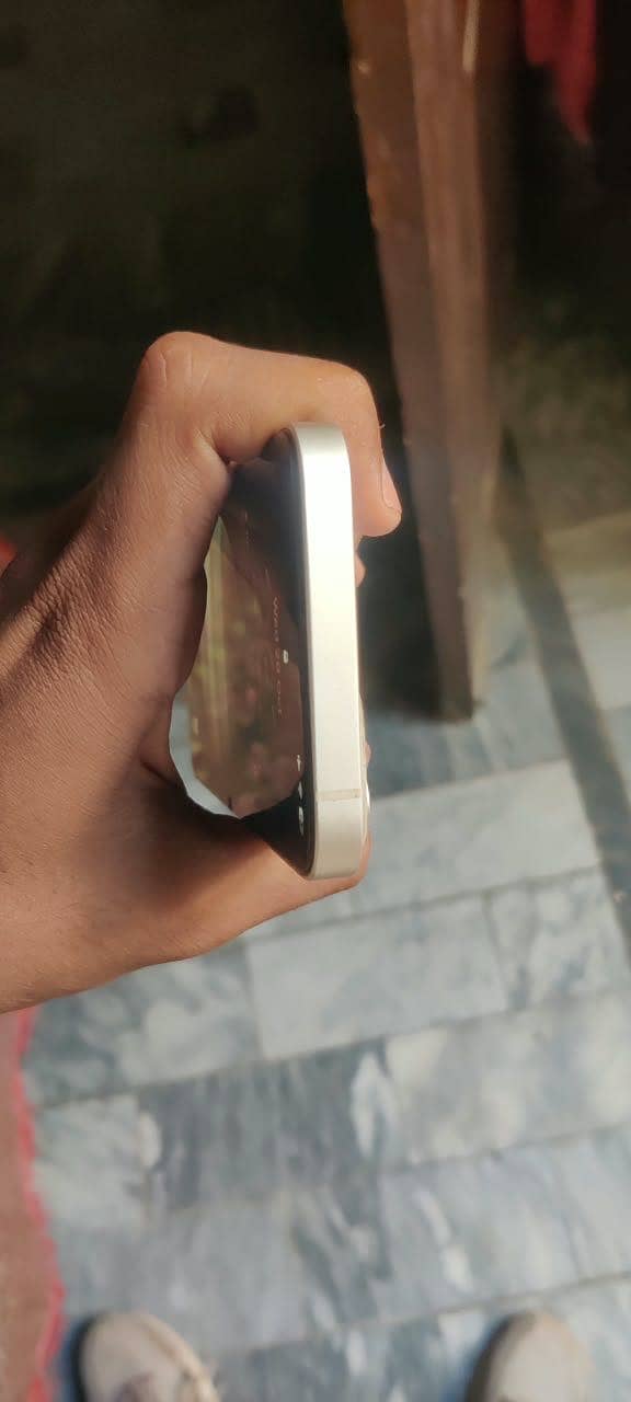 Apple iPhone 13 4