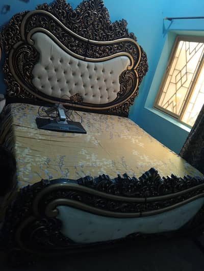 Bed, 2 side Tables & Dressing