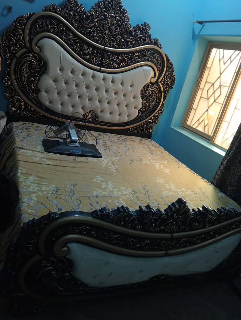 Bed, 2 side Tables & Dressing 0