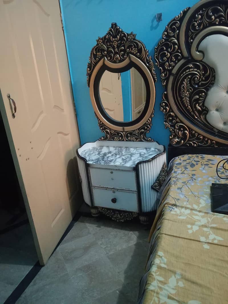 Bed, 2 side Tables & Dressing 2