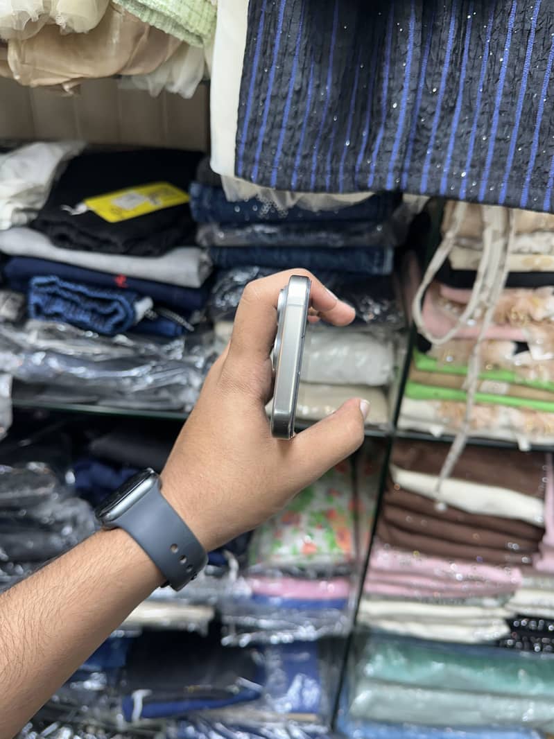 Apple iPhone 15 Pro 2