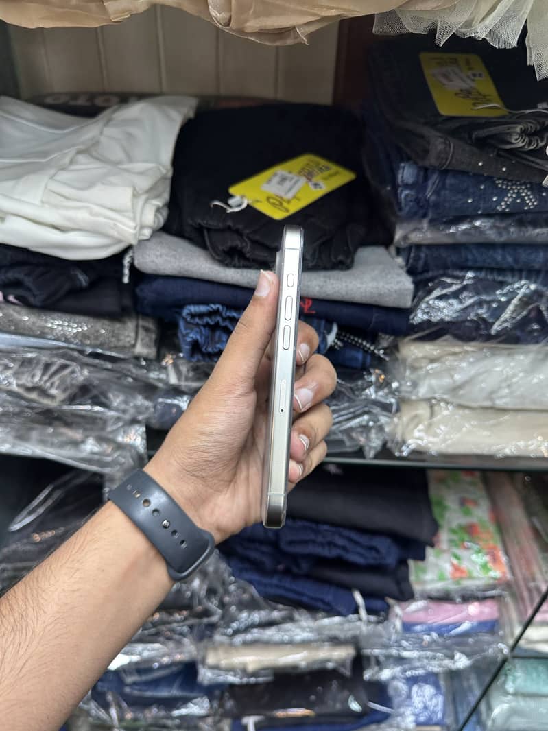 Apple iPhone 15 Pro 3