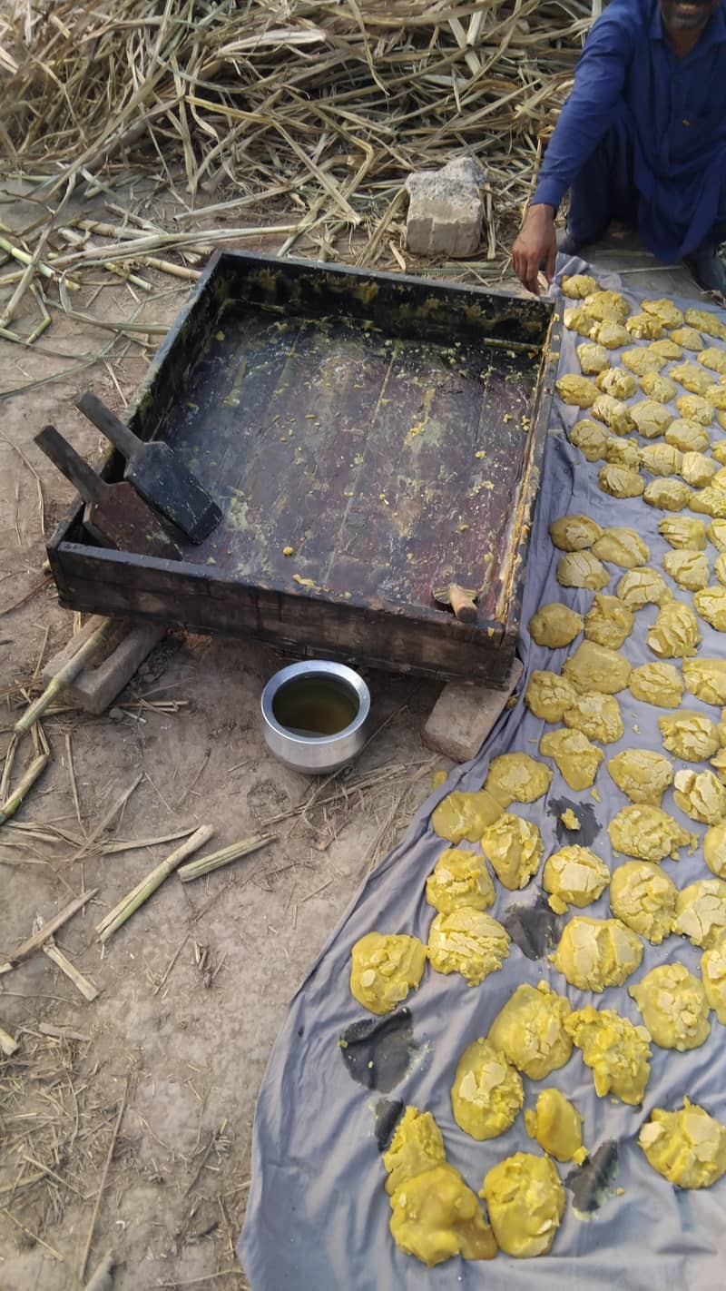 ہمارے پاس بلکل خالص گڑ موجود ہے 1