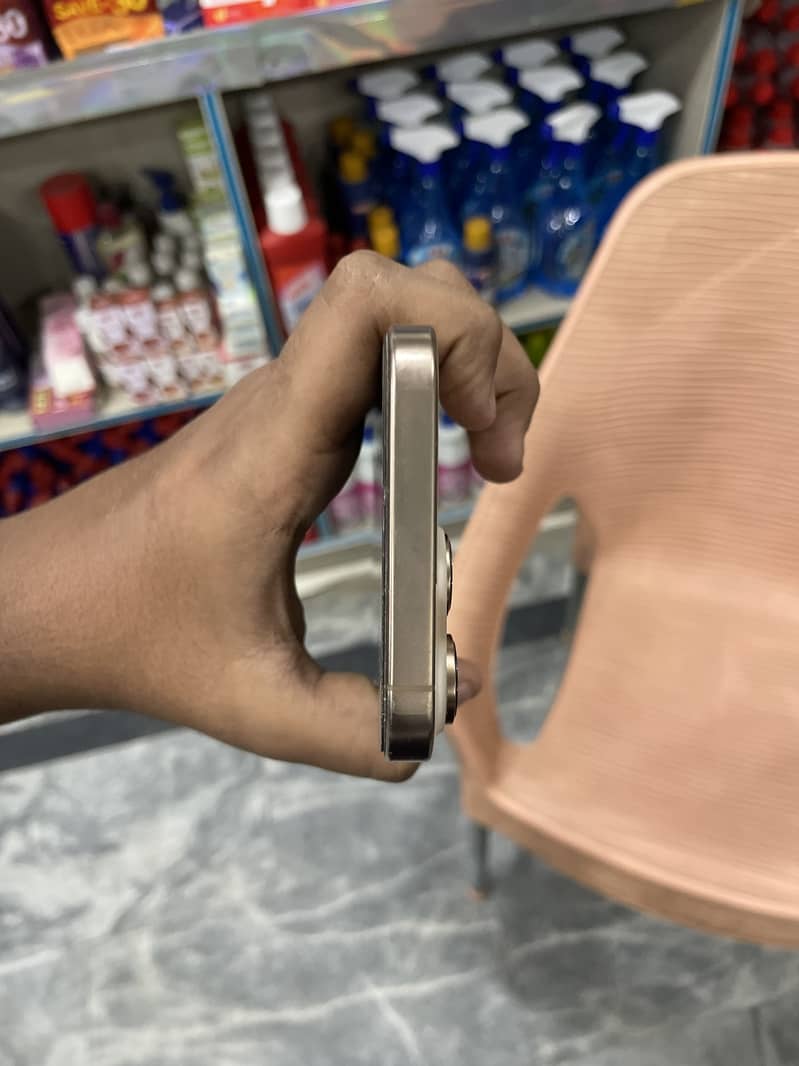 Apple iPhone 16 Pro Max 4