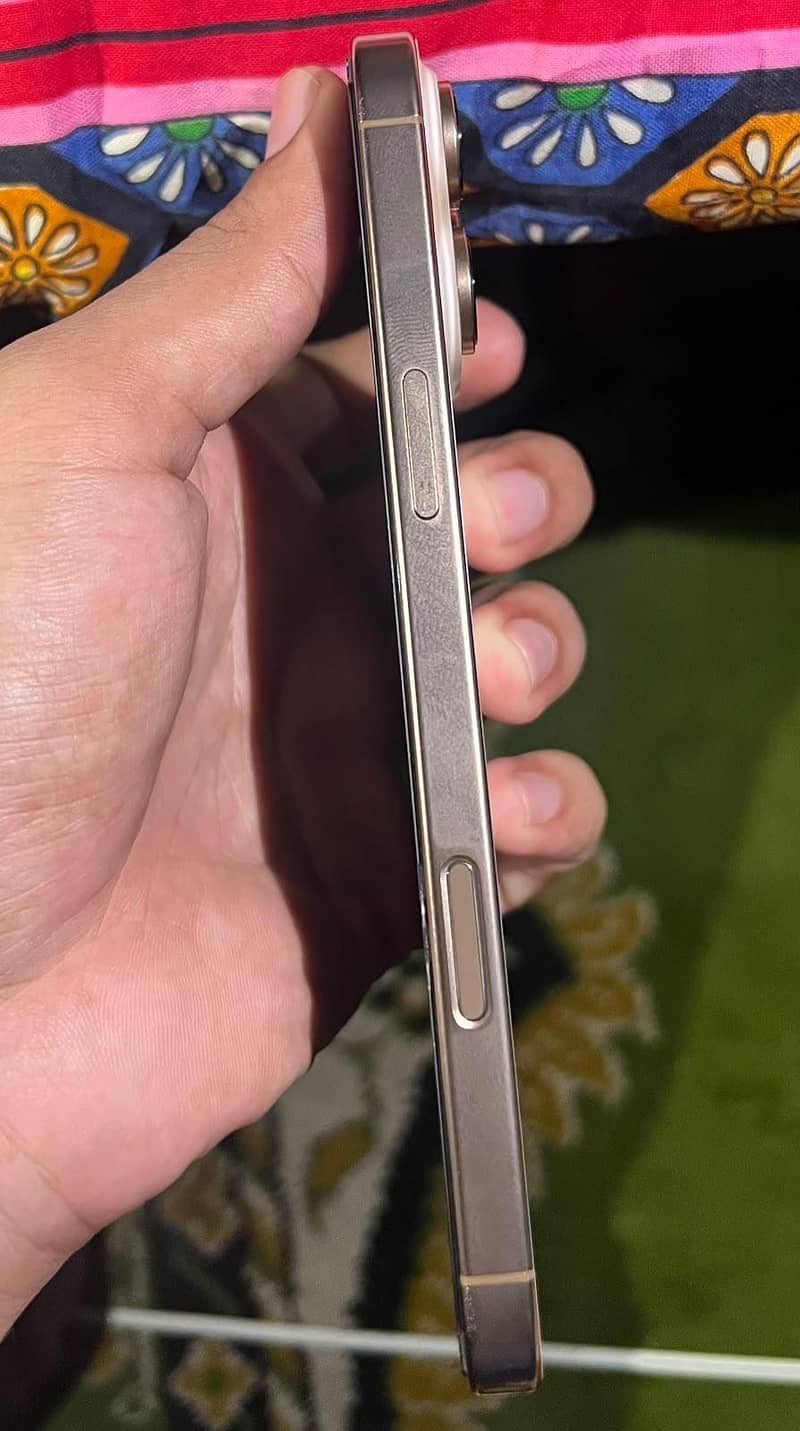 Apple iPhone 16 Pro Max 6
