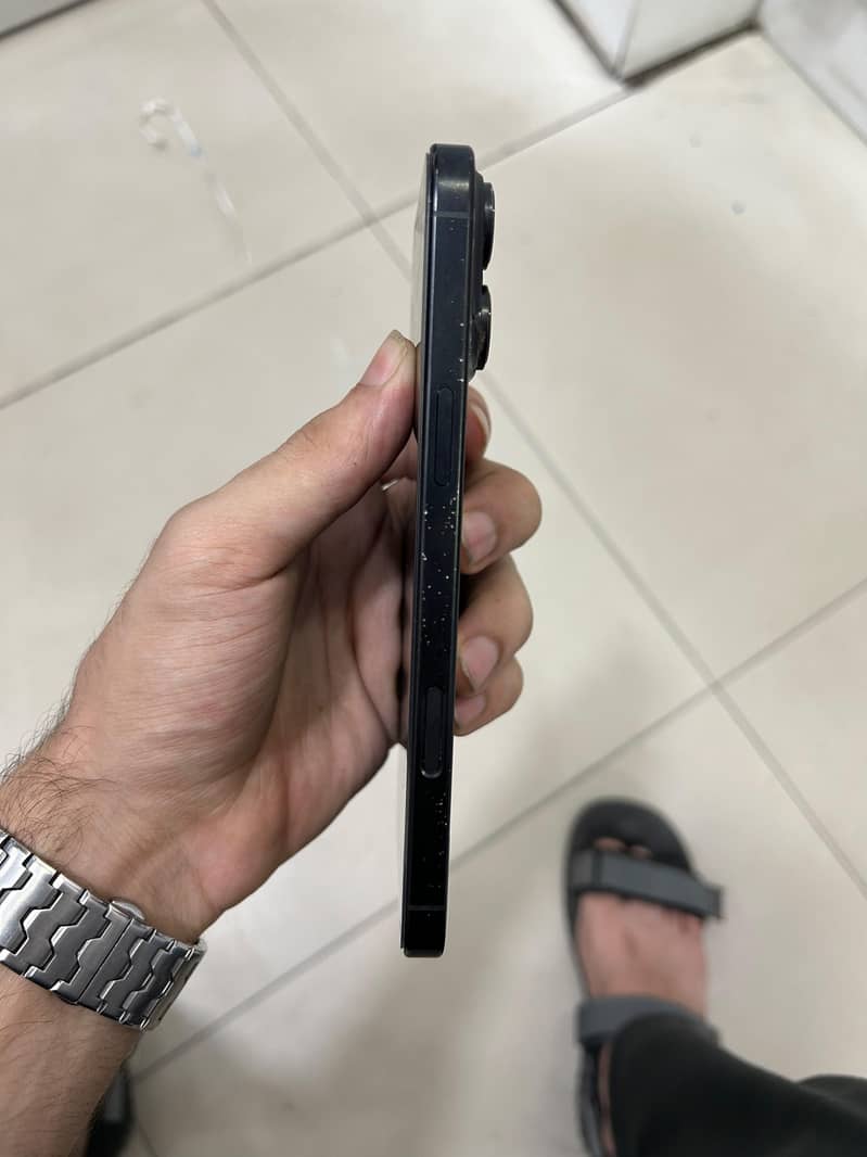 Apple iPhone 16 Pro Max 4