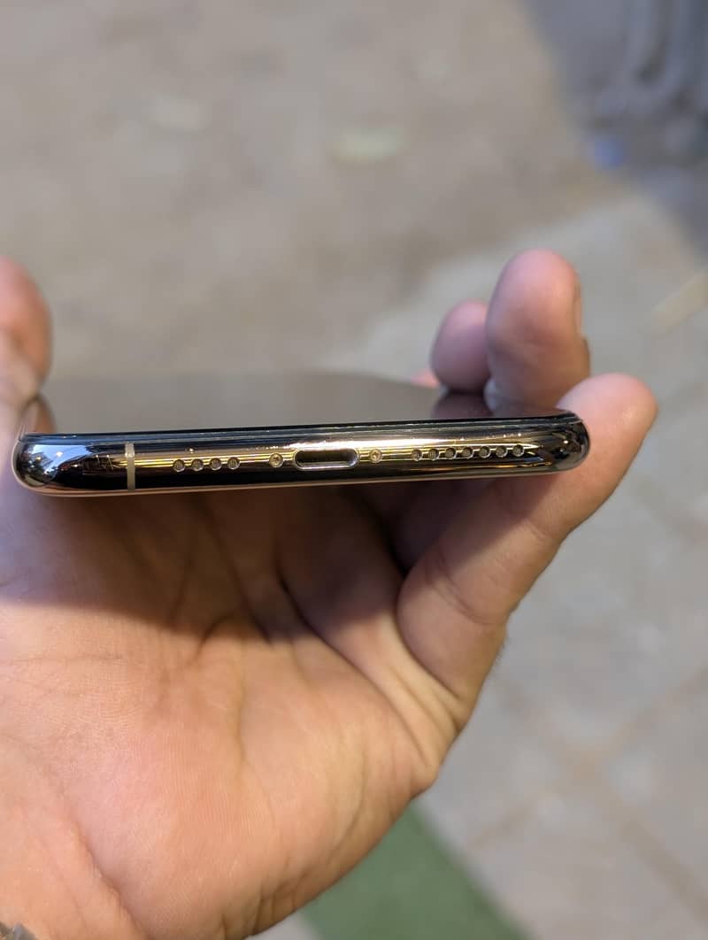 Apple iPhone XS Max 3