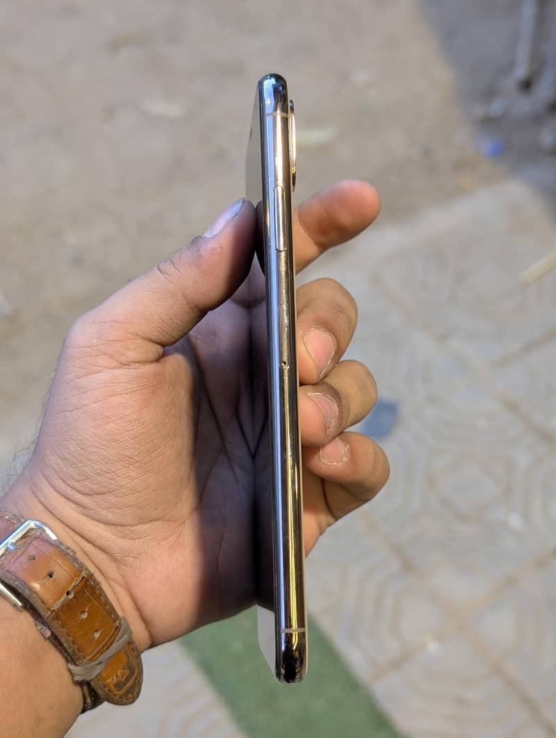 Apple iPhone XS Max 4