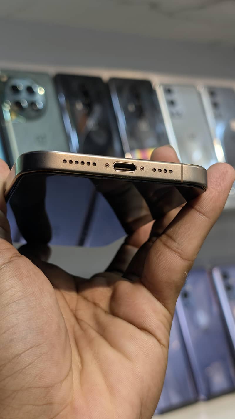 Apple iPhone 16 Pro Max 1