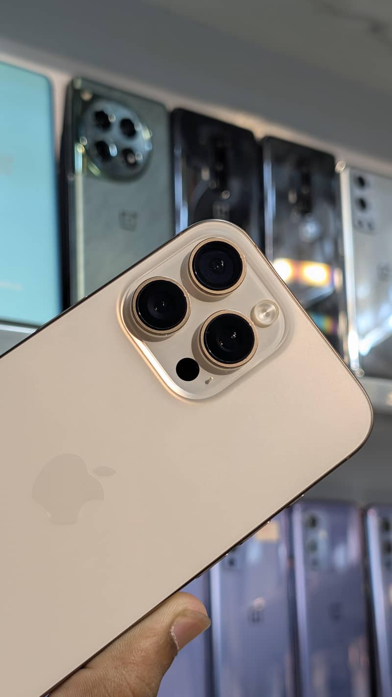 Apple iPhone 16 Pro Max 4