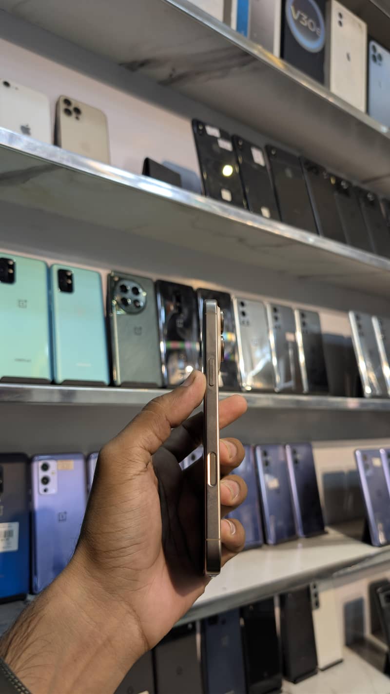 Apple iPhone 16 Pro Max 9